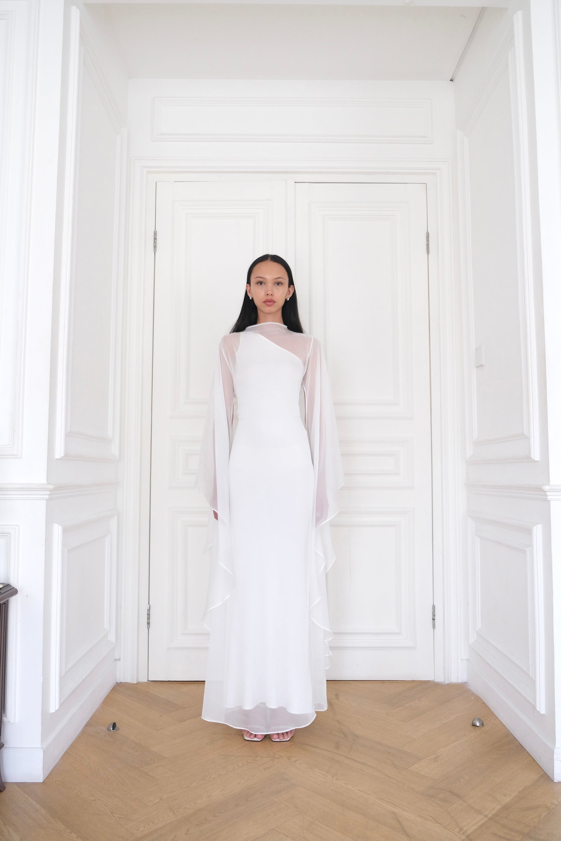 ALUNA Fluid Long Dress IN White M/L | fits US 6-10 | Long-sleeve inner